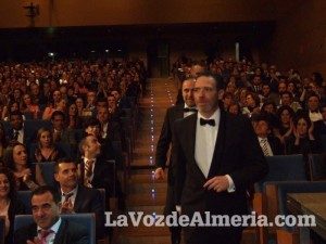 premios-editorial-circulo-rojo-espiritu-gonzalez-fundacion-luis-olivares-entre-superheroes-recogida-premio-300x225